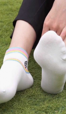 【免费视频】美女在草坪上脱掉运动鞋展示她的白棉袜